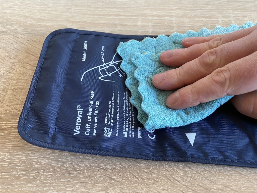 Veroval Compact Oberarm-Blutdruckmessgerät Reinigung Manschette