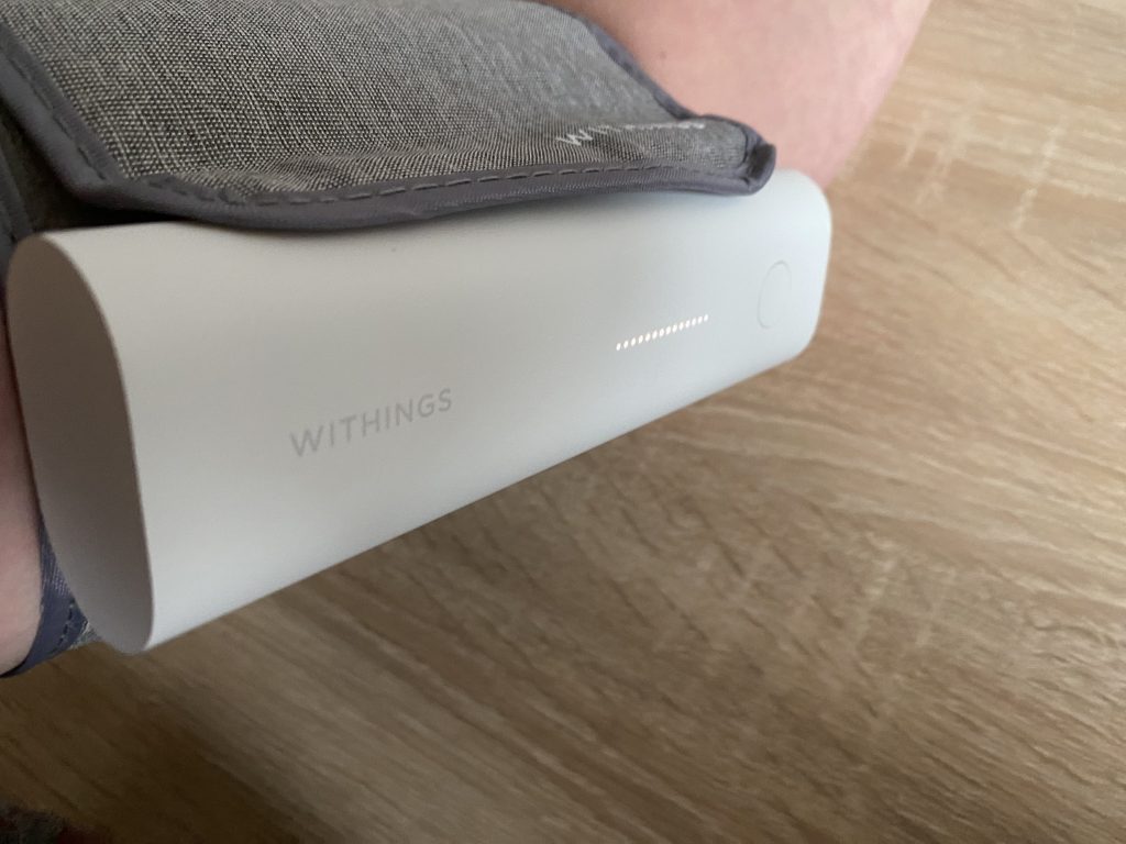 Withings BPM Connect Oberarm-Blutdruckmessgerät bei der Blutdruckmessung