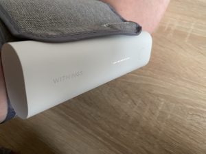 Withings BPM Connect Oberarm-Blutdruckmessgerät bei der Blutdruckmessung