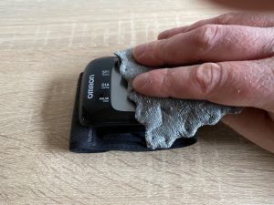 OMRON RS7 Intelli IT Handgelenk-Blutdruckmessgerät Reiniung