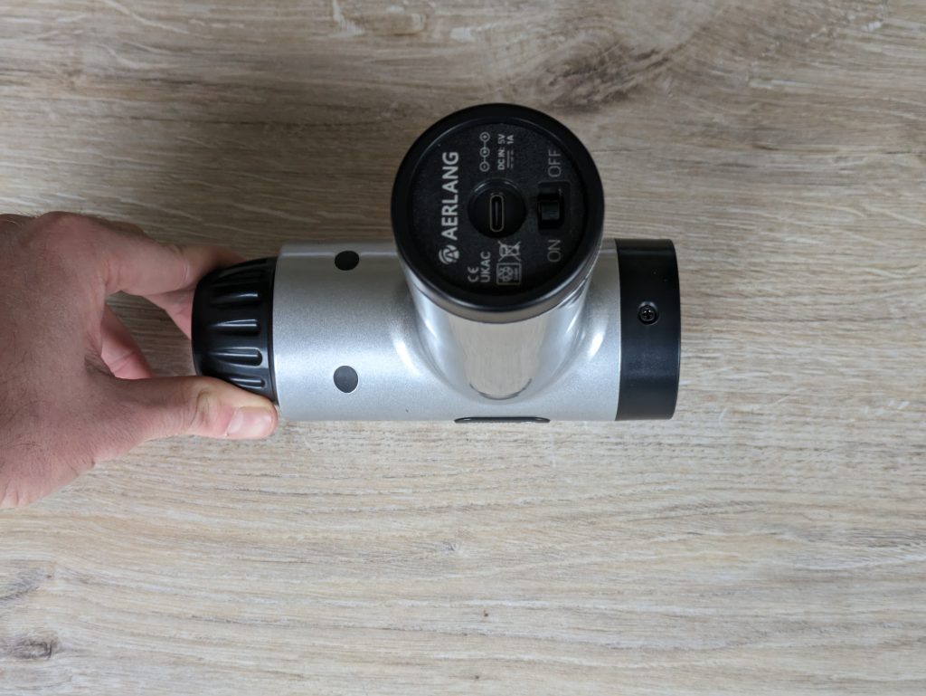 Aerlang EM-8 Massagepistole von unten in der Fernansicht