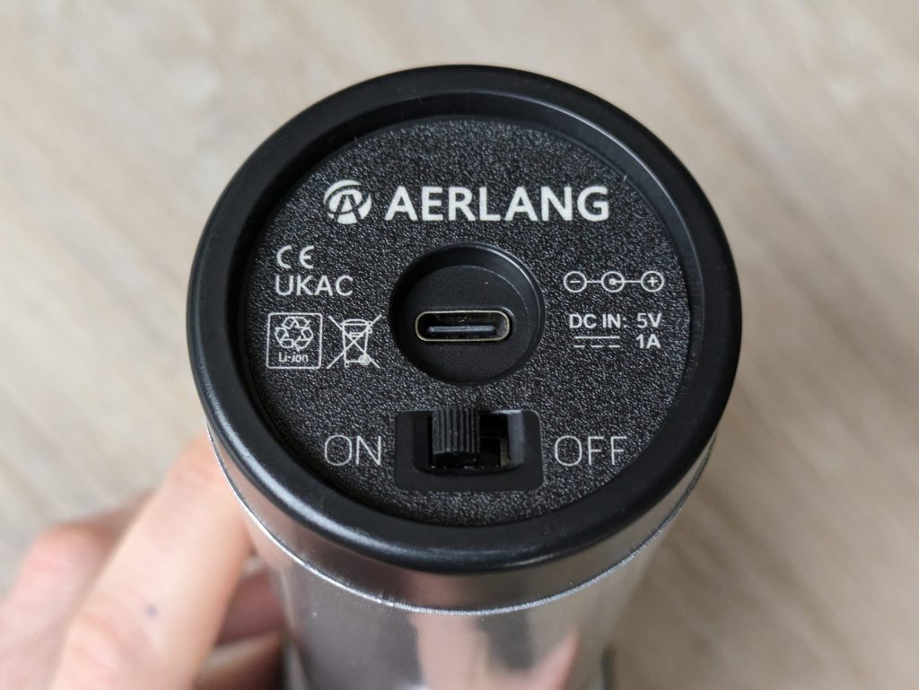 Aerlang EM-8 Massagepistole von unten in der Nahansicht