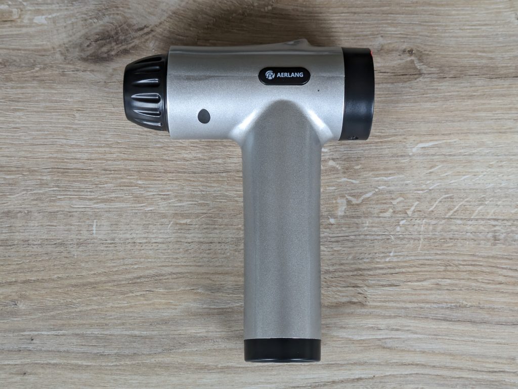 Aerlang EM-8 Massagepistole von vorne, nach links ausgerichtet