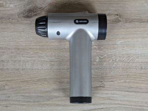 Aerlang EM-8 Massagepistole von vorne, nach links ausgerichtet