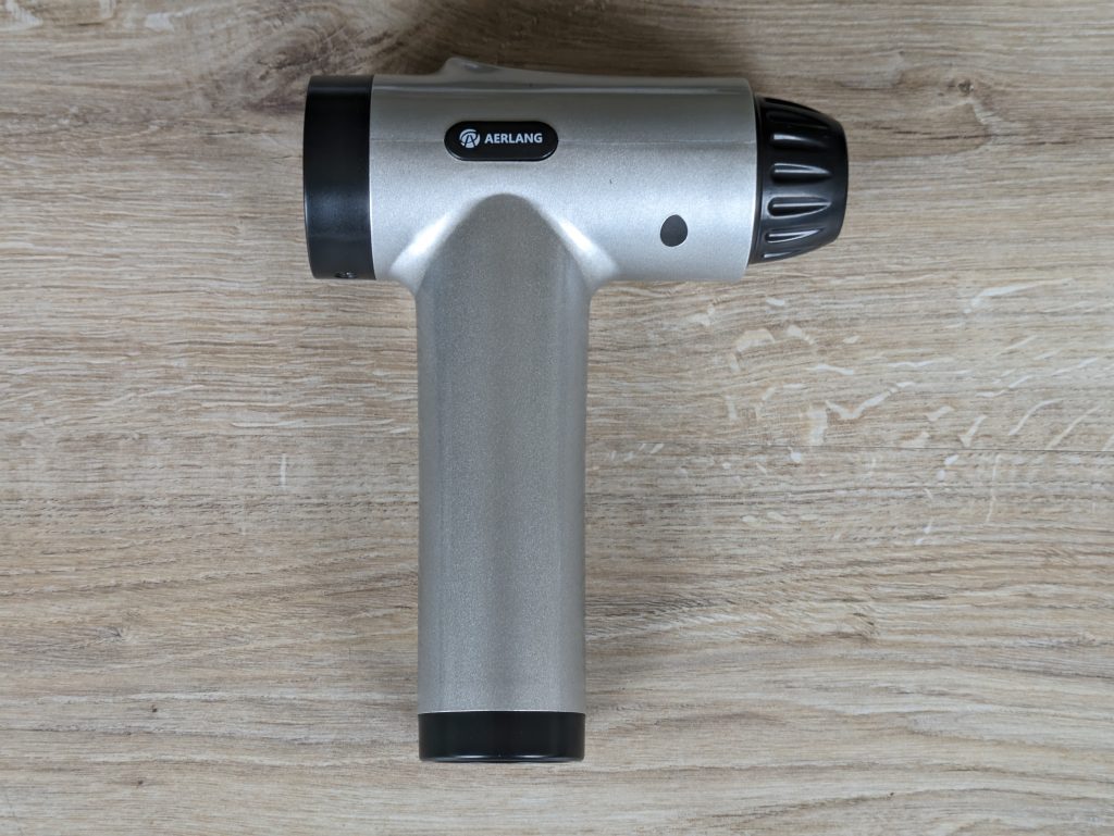 Aerlang EM-8 Massagepistole von vorne, nach rechts ausgerichtet