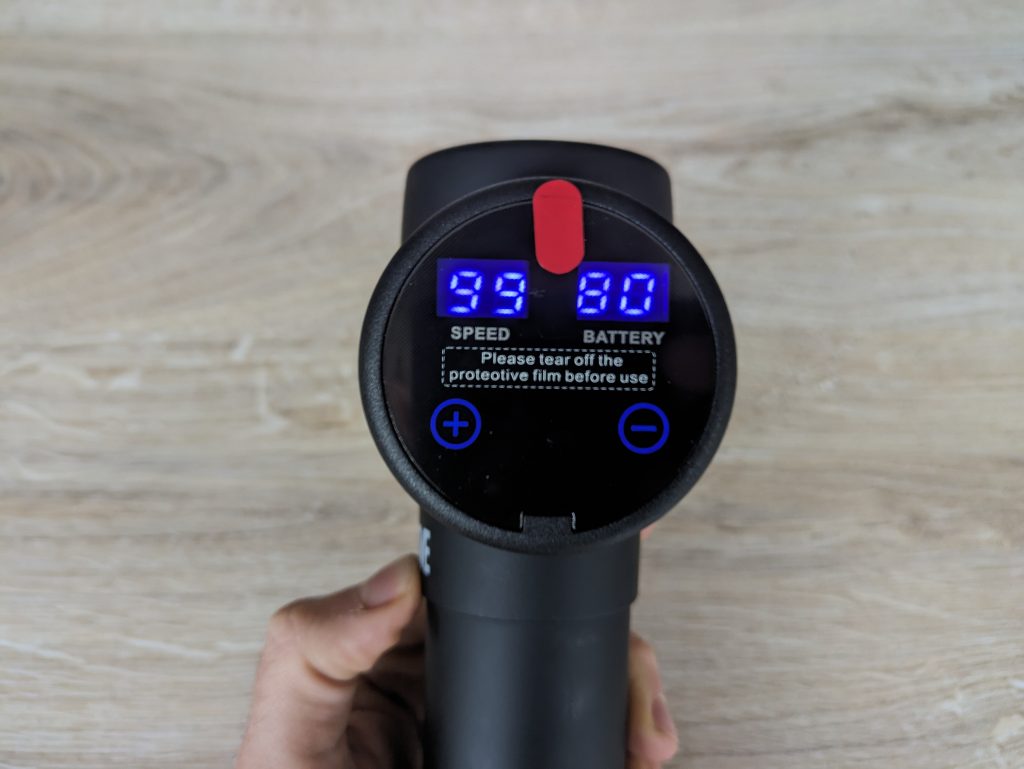 BURNNOVE XH-12V Massagepistole von hinten mit angeschalteten Display