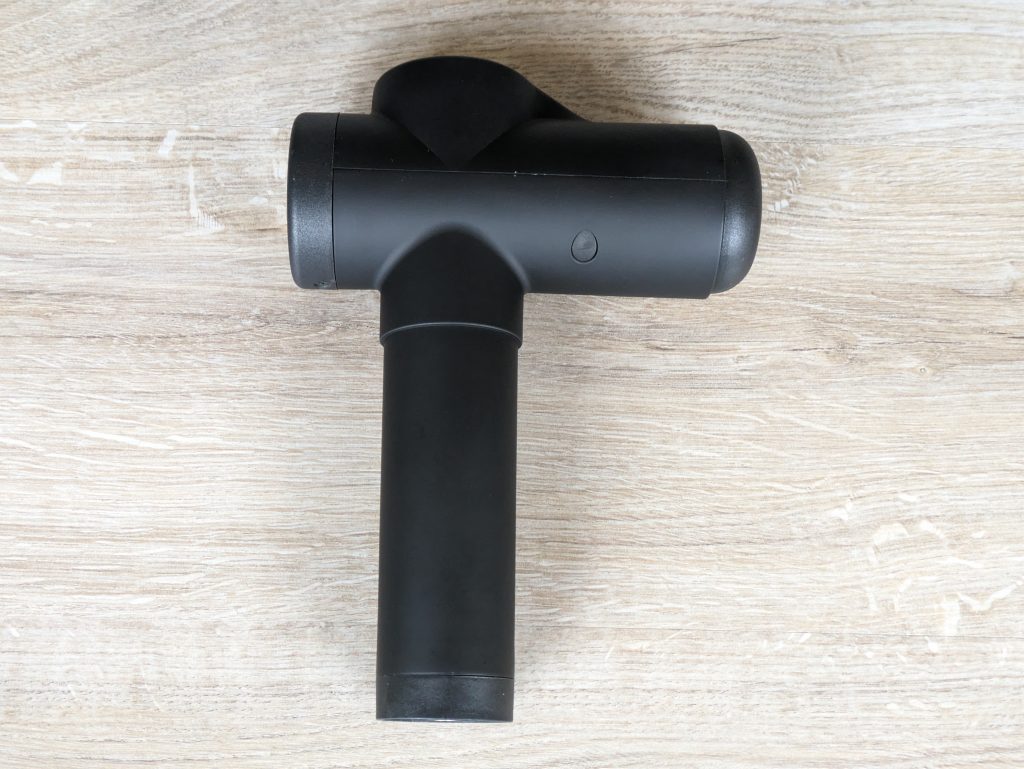 BURNNOVE XH-12V Massagepistole von vorne, nach rechts ausgerichtet