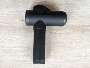 BURNNOVE XH-12V Massagepistole von vorne, nach rechts ausgerichtet