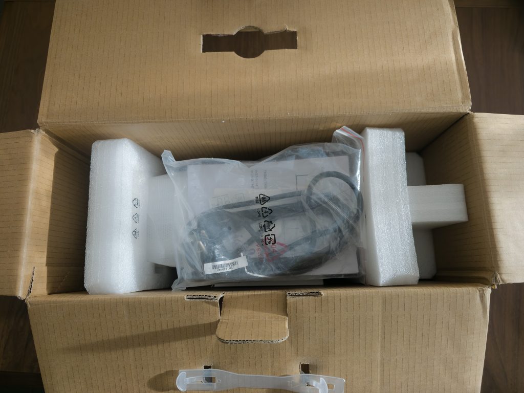 BenQ TK860i Beamer Geöffnete Verpackung