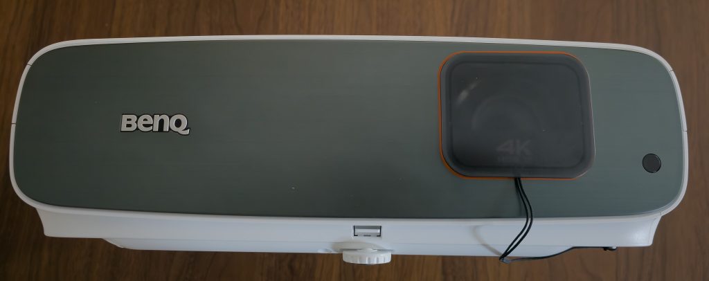 BenQ TK860i Beamer von vorne