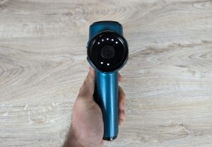 Beurer MG 99 Massagepistole von hinten mit angeschalteten LEDs