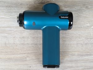 Beurer MG 99 Massagepistole von vorne, nach links ausgerichtet