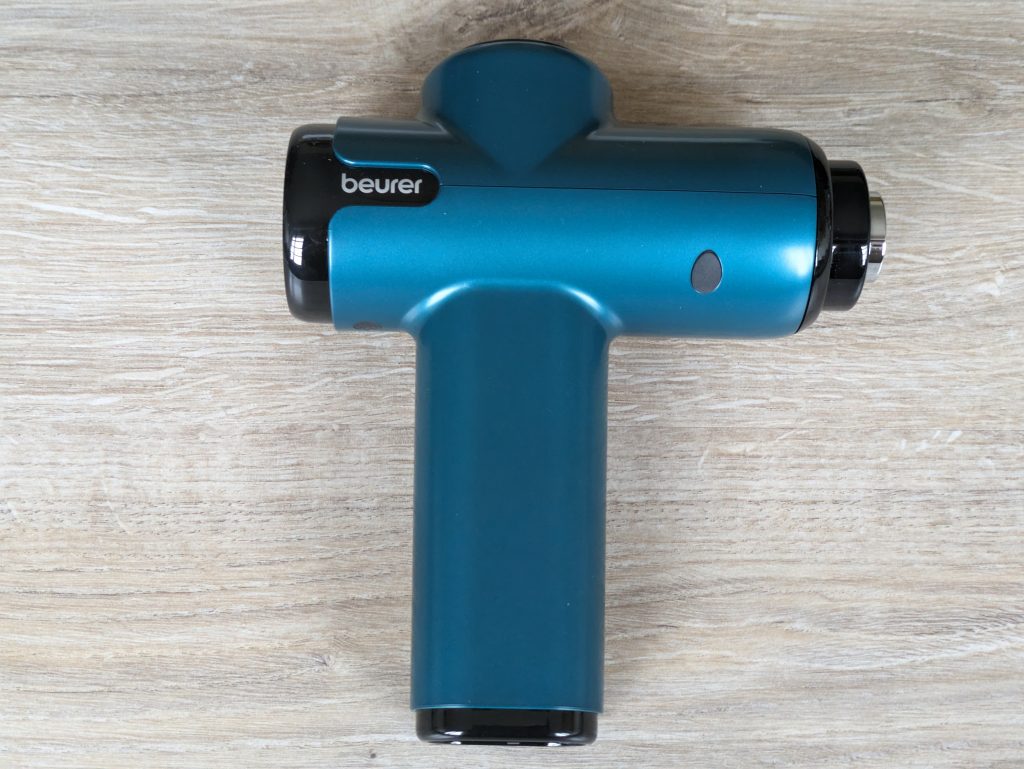 Beurer MG 99 Massagepistole von vorne, nach rechts ausgerichtet