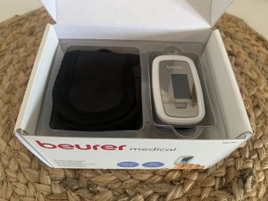 Beurer PO 30 Pulsoximeter im geöffneten Karton von oben