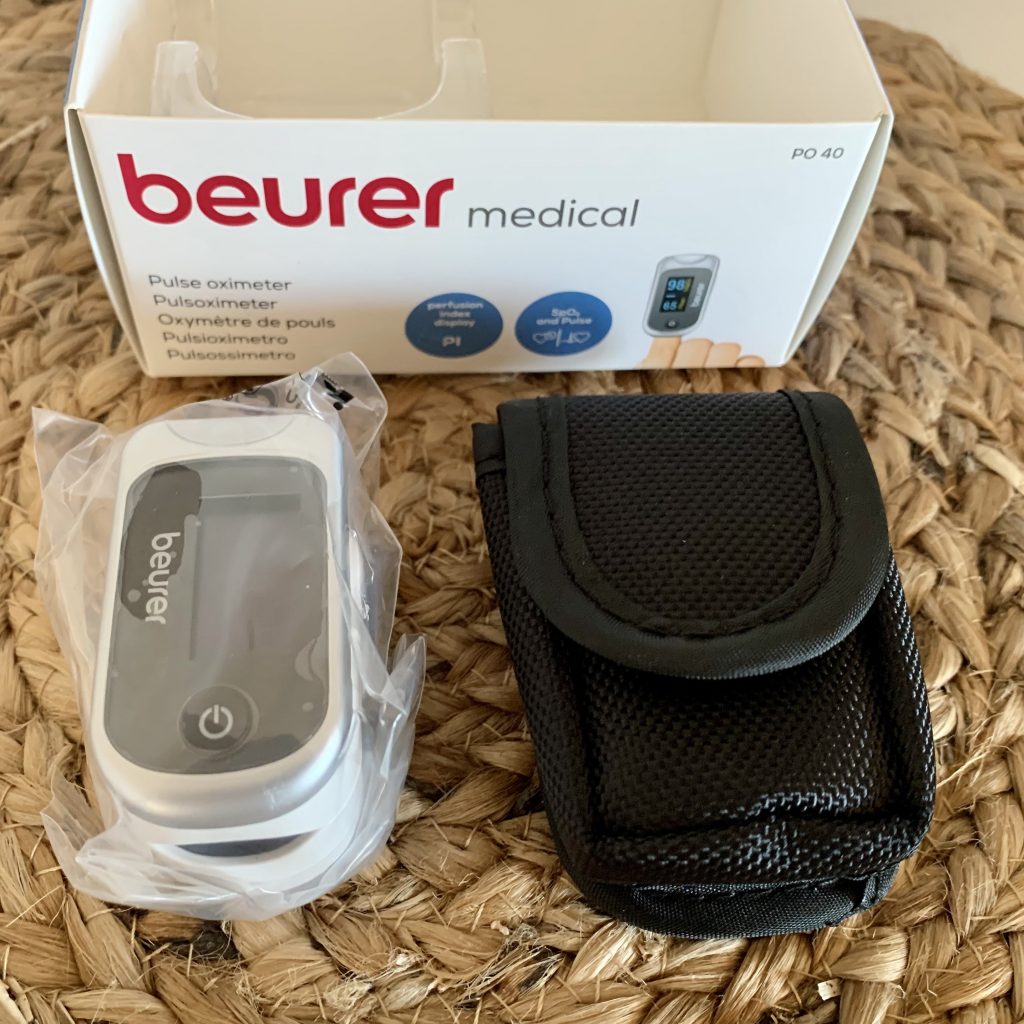 Beurer PO 40 Pulsoximeter ausgepackt mit Aufbewahrungstasche