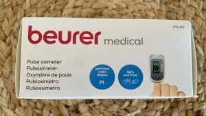 Beurer PO 40 Pulsoximeter in der Verpackung von der Seite