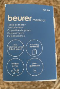 Beurer PO 40 Pulsoximeter in der Verpackung von der linken Seite