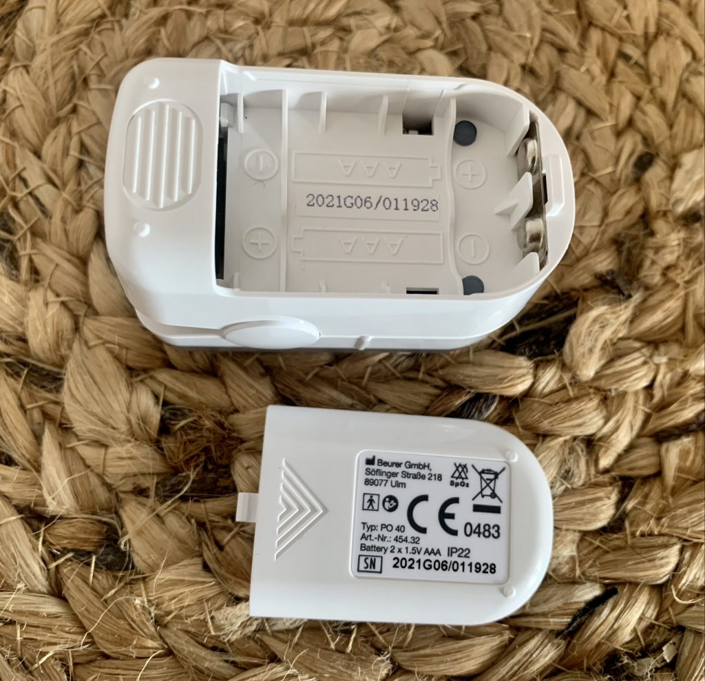 Beurer PO 40 Pulsoximeter mit geöffnetem Batteriefach