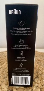Braun Healthcare Pulsoximeter 1 im Karton von der linken Seite