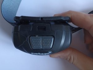 Everbeam H6 Pro Stirnlampe, Ansicht von oben, Bedienknöpfe