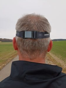 Everbeam H6 Pro Stirnlampe, auf Kopf bei Mann, von hinten
