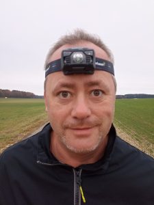 Everbeam H6 Pro Stirnlampe, auf Kopf bei Mann, von vorne