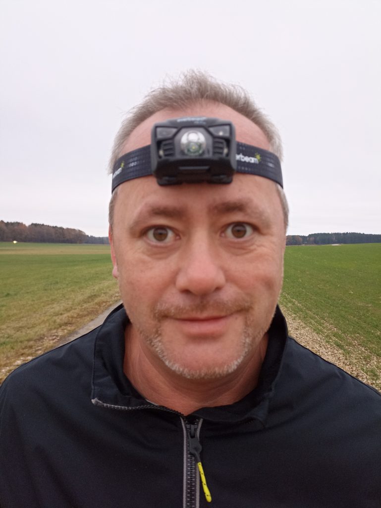 Everbeam H6 Pro Stirnlampe, auf Kopf bei Mann, von vorne