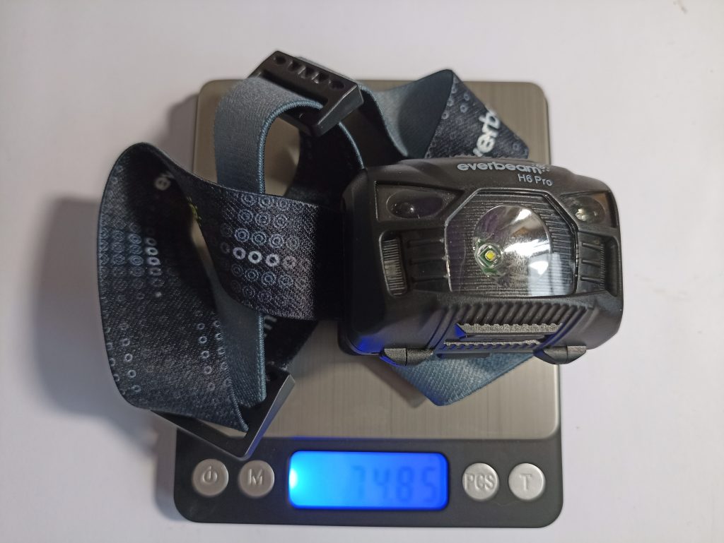 Everbeam H6 Pro Stirnlampe, auf der Waage