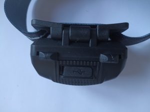 Everbeam He6 Pro Stirnlampe, Ladebuchse mit Deckel geschlossen