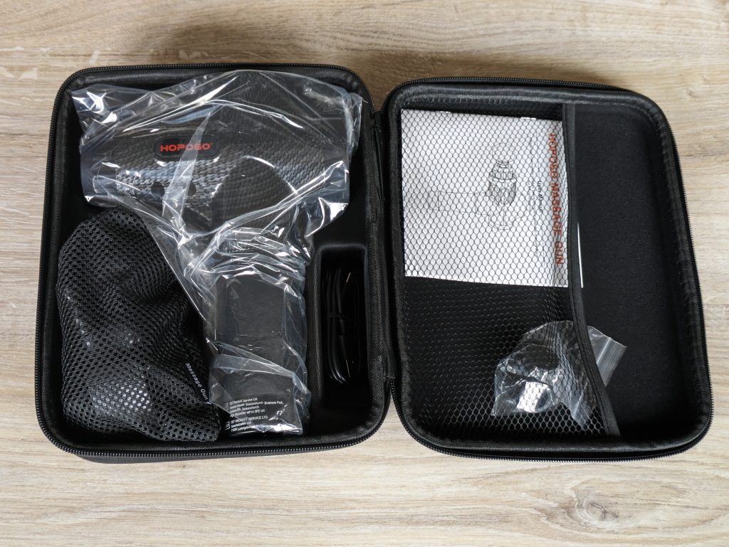 Geöffnete Tasche der HOPOSO Massagepistole mit Folie