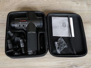 Geöffnete Tasche der HOPOSO Massagepistole ohne Folie