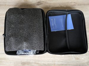Geöffnete Tasche der MILCEA MG-029 Massagepistole mit Polster