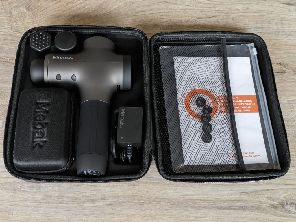 Geöffnete Tasche der Mebak 3 Massagepistole