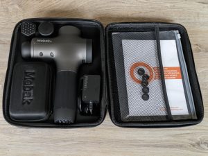 Geöffnete Tasche der Mebak 3 Massagepistole