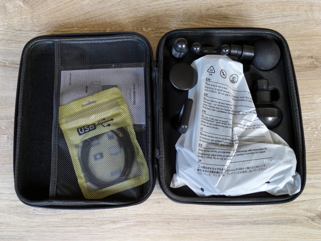 Geöffnete Tasche der RENPHO R3 Massagepistole mit Folie