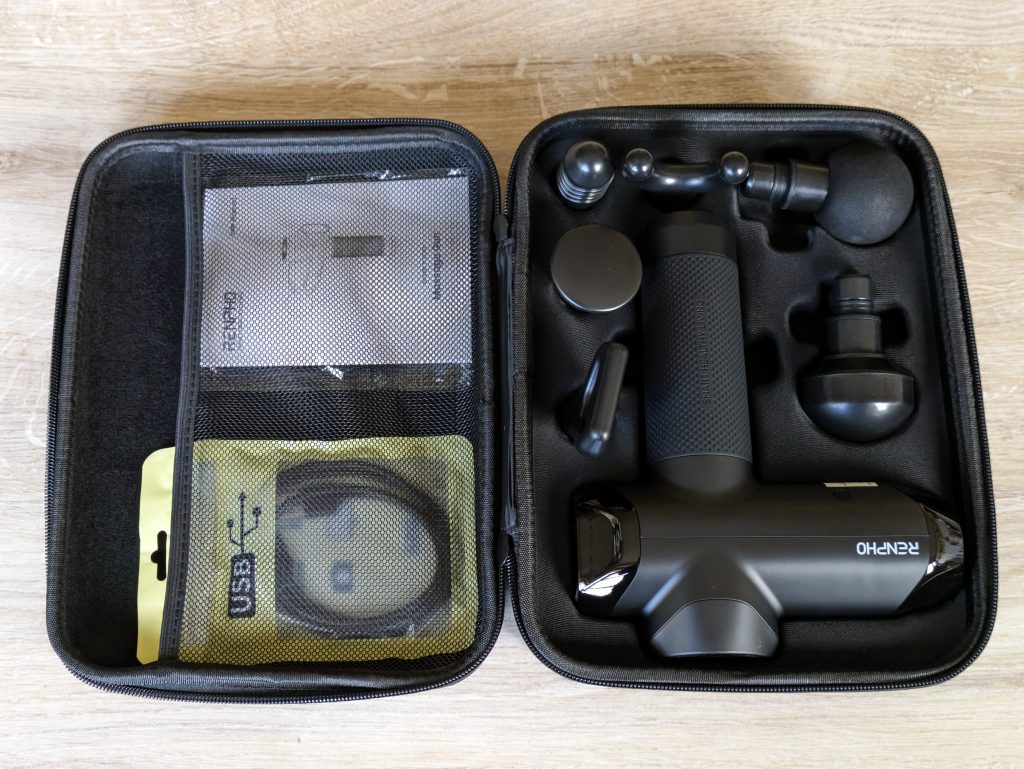 Geöffnete Tasche der RENPHO R3 Massagepistole ohne Folie