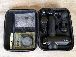 Geöffnete Tasche der RENPHO R3 Massagepistole ohne Folie