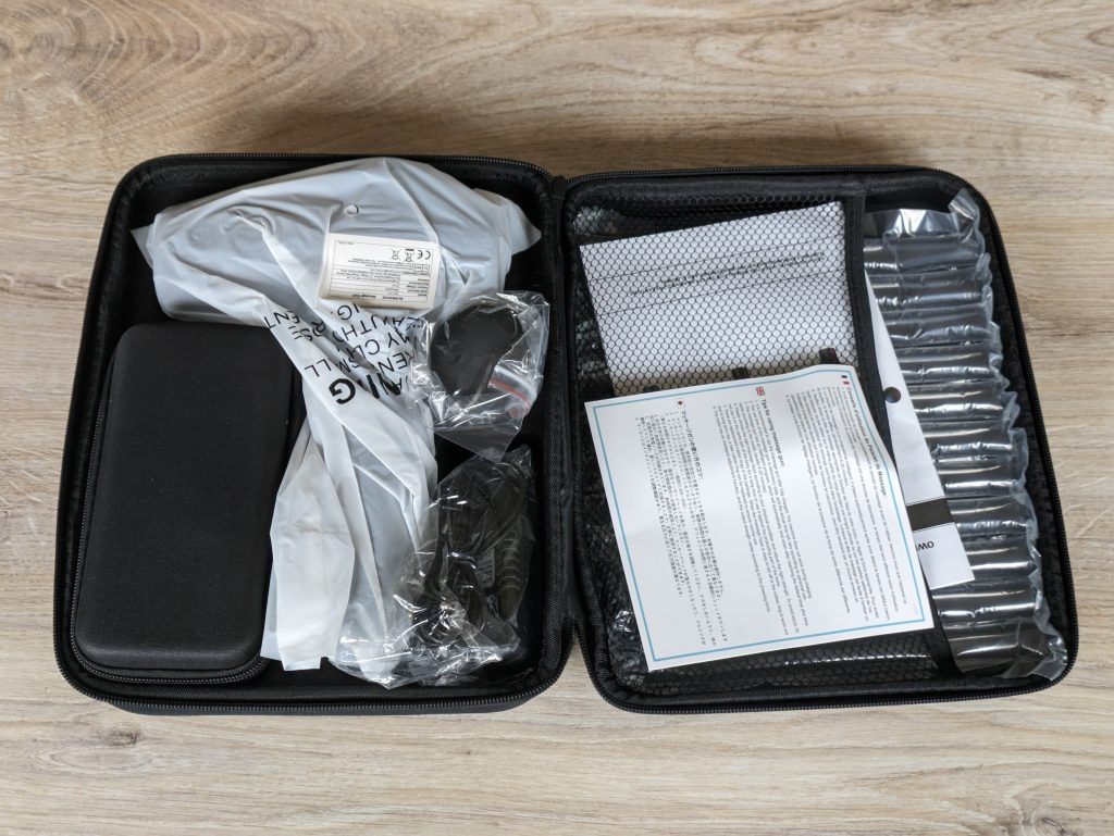 Geöffnete Verpackung der BURNNOVE XH-12V Massagepistole mit Folie