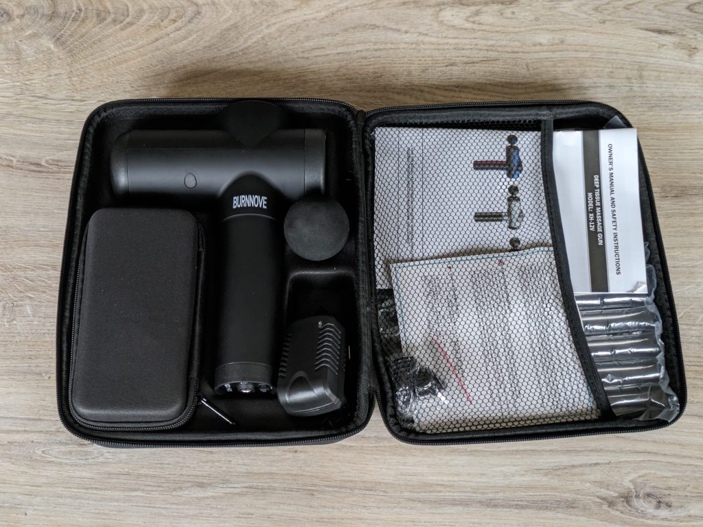 Geöffnete Verpackung der BURNNOVE XH-12V Massagepistole ohne Folie