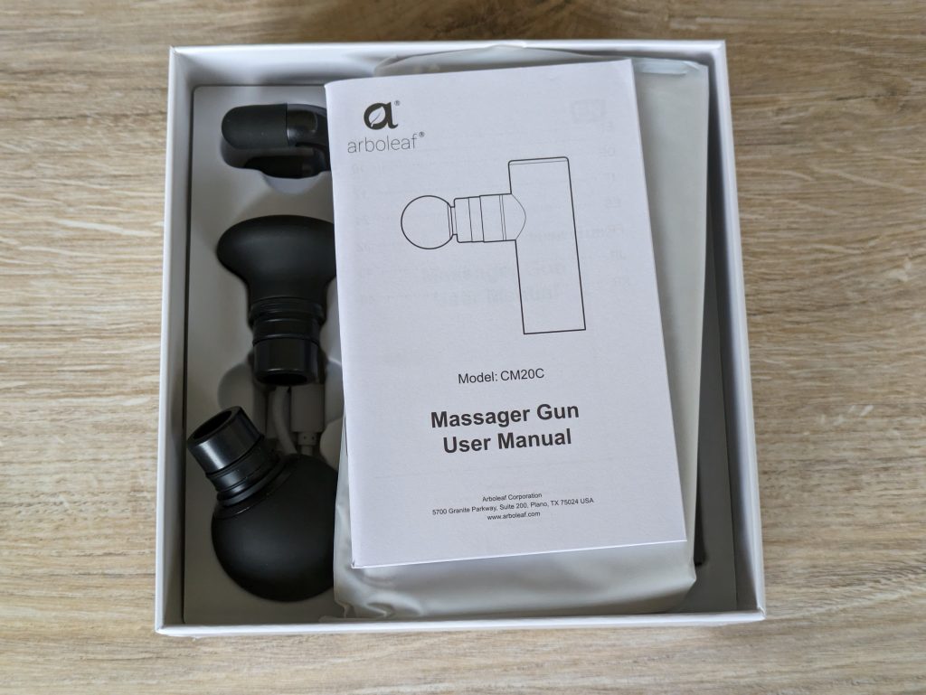 Geöffnete Verpackung der arboleaf CM20C Massagepistole