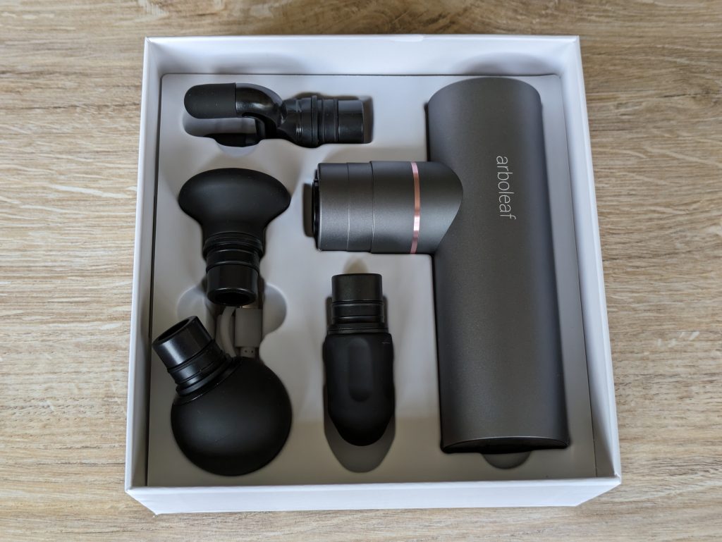 Geöffnete Verpackung der arboleaf CM20C Massagepistole ohne Anleitung