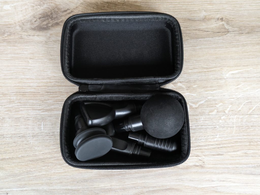 Geöffnete herausnehmbare Tasche der Mebak 3 Massagepistole