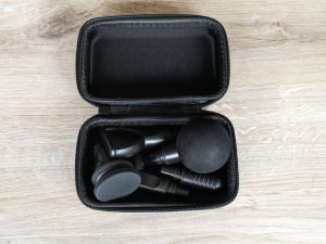 Geöffnete herausnehmbare Tasche der Mebak 3 Massagepistole
