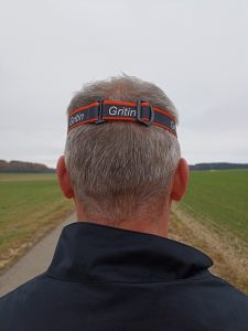 Gritin G1350 Stirnlampe, auf Kopf bei Mann, von hinten