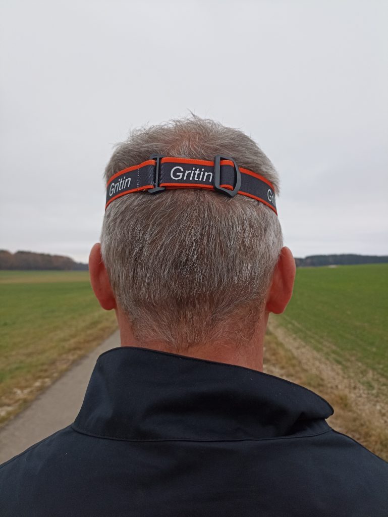 Gritin G1350 Stirnlampe, auf Kopf bei Mann, von hinten