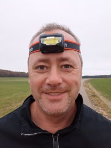 Gritin G1350 Stirnlampe, auf Kopf bei Mann, von vorne