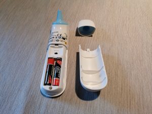 Grundig 20021 Ohrthermometer Batteriefachdeckel geöffnet