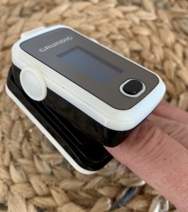 Grundig 20040 Pulsoximeter auf dem Finger