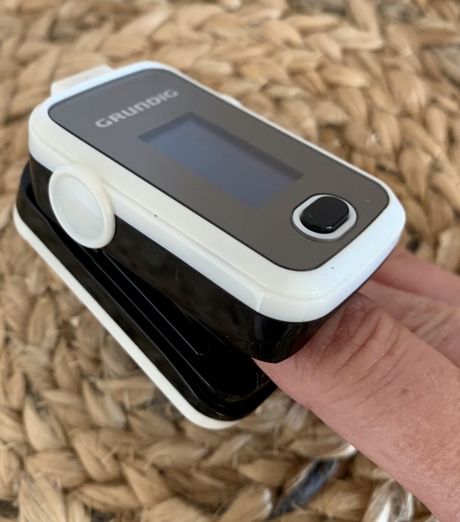 Grundig 20040 Pulsoximeter auf dem Finger