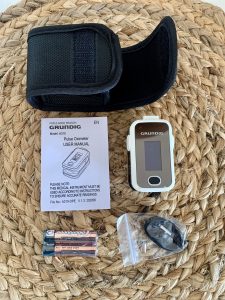 Grundig 20040 Pulsoximeter ausgepackt mit Zubehör